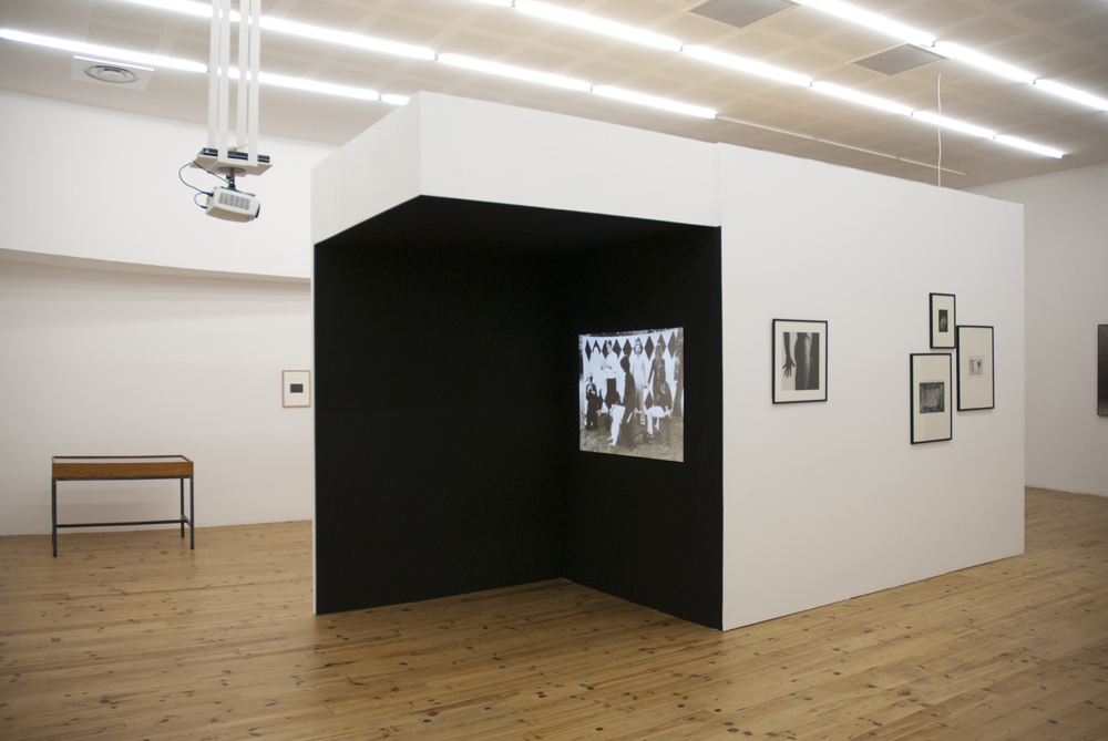 Vue de l'exposition Lunettes noires et chambre claire à image/imatge à Orthez (64), dans le cadre du programme de coécriture Lumières de Roland Barthes, (c) Nino Laisné