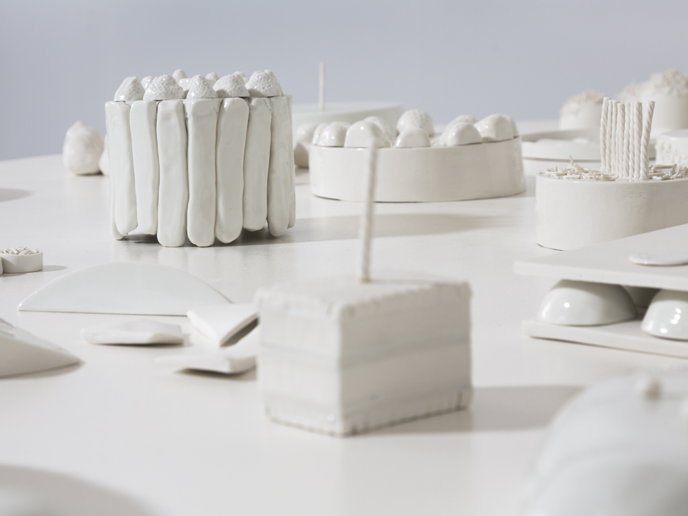 Photographie couleur des gâteaux d'anniversaire en porcelaine blanche de l'artiste Coline Gaulot